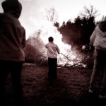 Bara modiga grillar marshmallows på valborgselden